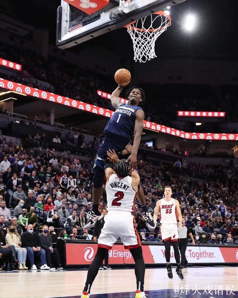 5秒钟5分！华盛顿空接扣篮，随后抢断助攻克莱三分投进